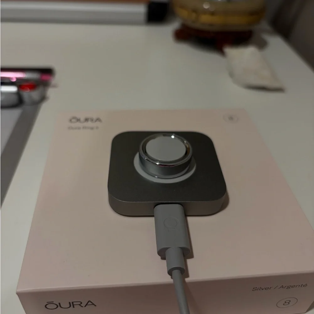 Oura ring 4 size 8 Wth charger (chrgr is $100 alone giving away for free)